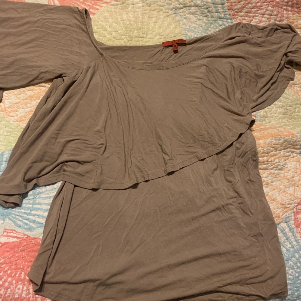 This cute top is off the shoulder short sleeve.